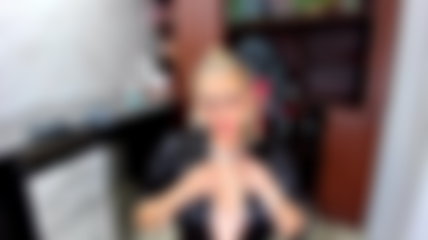 Scopami mentre indosso un abito elegante in ufficio.