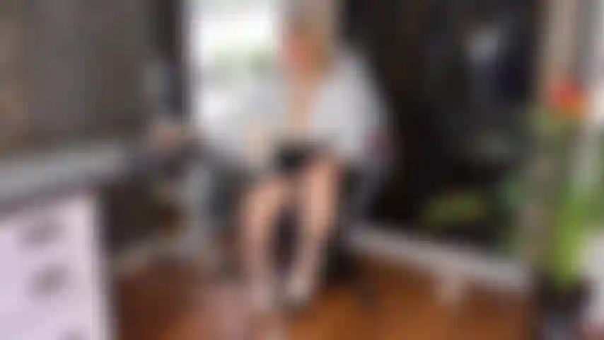 Che si masturba e si scopa con il suo grosso dildo.