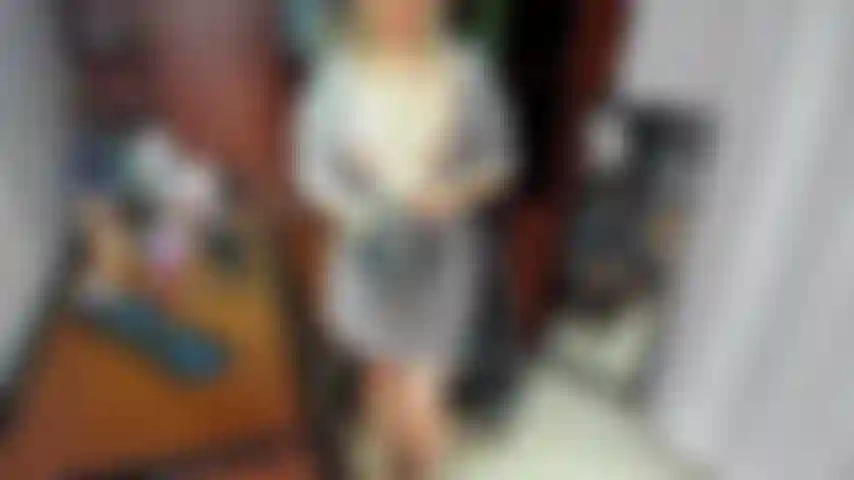 Mi sbottona il vestito.