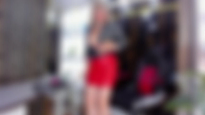 Gonna_di_pelle_rossa_in_ufficio.