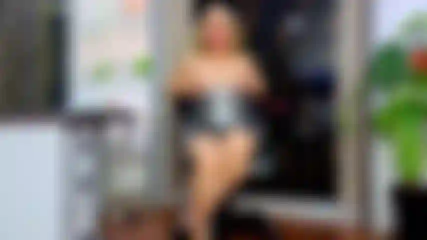 Segretaria latina si masturba nell'ufficio del suo capo.