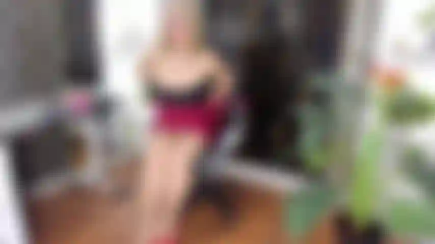 Vuoi scopare con una matura e focosa in ufficio.