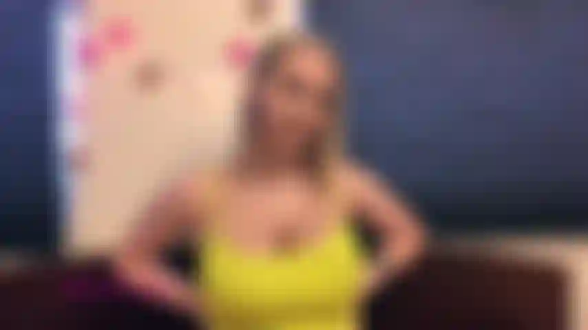 Le enormi tette della matrigna iniziano a fuoriuscire dalla sua maglietta quando ti sorprende a fissarle. I bravi ragazzi possono andare in paradiso, ma i cattivi ragazzi ricevono molto latte spruzzato per loro.