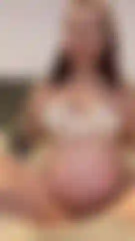 39 Incinta da settimane, che spreme il mio colostro.