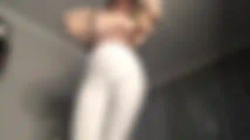 Leggings, strip tease!