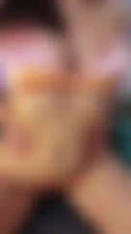 La disperazione ti sta bene. Sblocca se pensi di riuscire a gestire le mie curve che rimbalzano su e giù. Affonda il viso tra le mie tette e le mie ascelle. Impressionami.