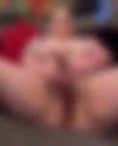 Un dildo mi schiaffeggia la figa.