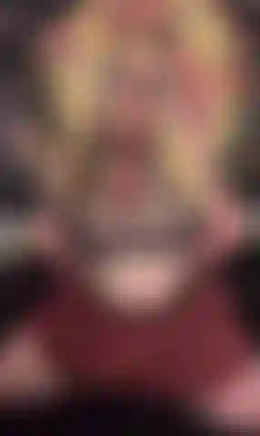 In un vestito da scolaretta trasparente.