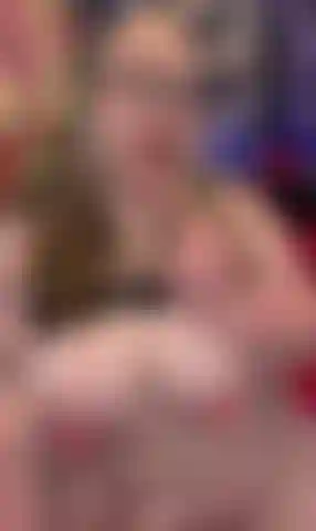 Che succhia un dildo con le tette di fuori.