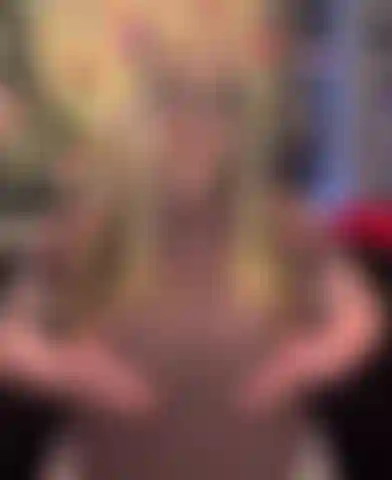 Maglietta attillata con tette in vista.