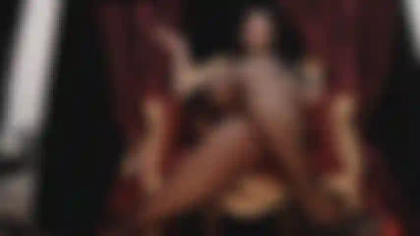 I piedi penzolanti, facendo impazzire la tua piccola clitoride con le dita dei piedi.