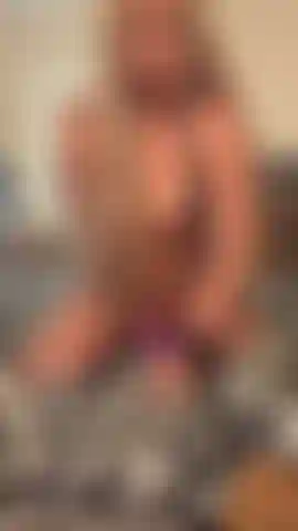 Vieni a guardarmi mentre vengo e cavalco il mio dildo. Così bagnata e arrapata.