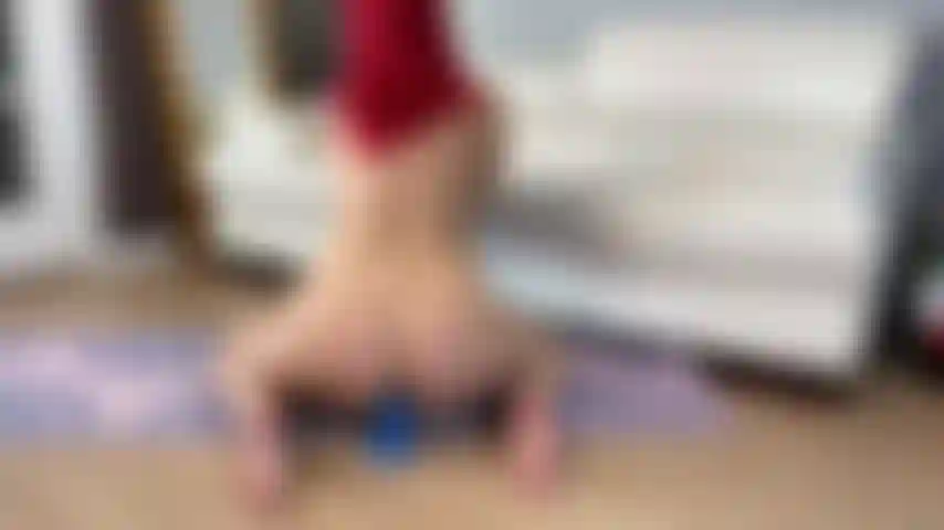 Cowgirl che cavalca il mio grosso dildo di drago cattivo.