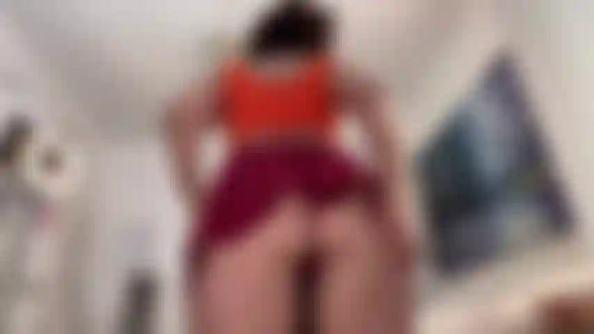 M velma si masturba con le istruzioni con una presa in giro sotto la gonna con il conto alla rovescia, la figa con un vibratore, cavalcando.