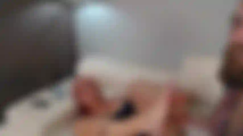 Gioco con i piedi e schizzi!! Un sacco di caldo piacere. Pulisco la suola e succhio le dita dei piedi.