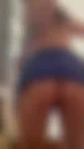 Svapare e cavalcare un dildo.
