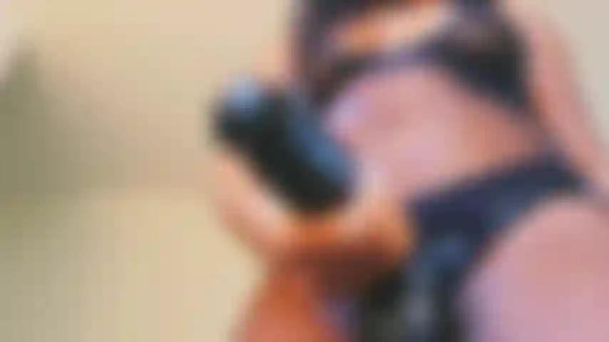 Mi accarezzo il mio bbc in una rete trasparente.