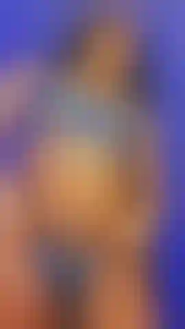 Lacy vede attraverso il set di lingerie.