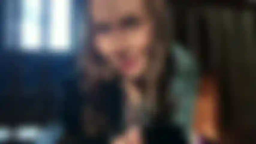 Mi intrufolo di soppiatto nella capanna mentre la mia compagnia era fuori! Prendo gli ultimi raggi di sole in soffitta e divento extra bagnata e cremosa.