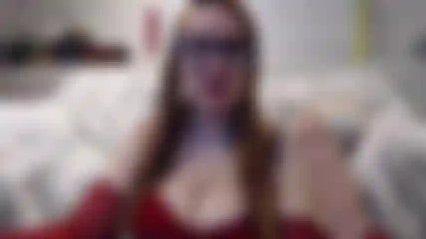 Faccio un pompino con un dildo e guanti rossi.