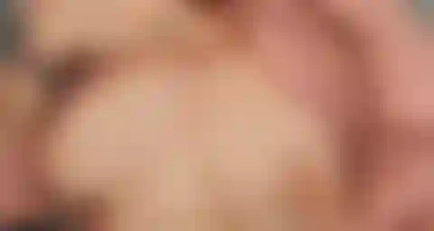 Che fa rimbalzare i miei capezzoli gonfi.