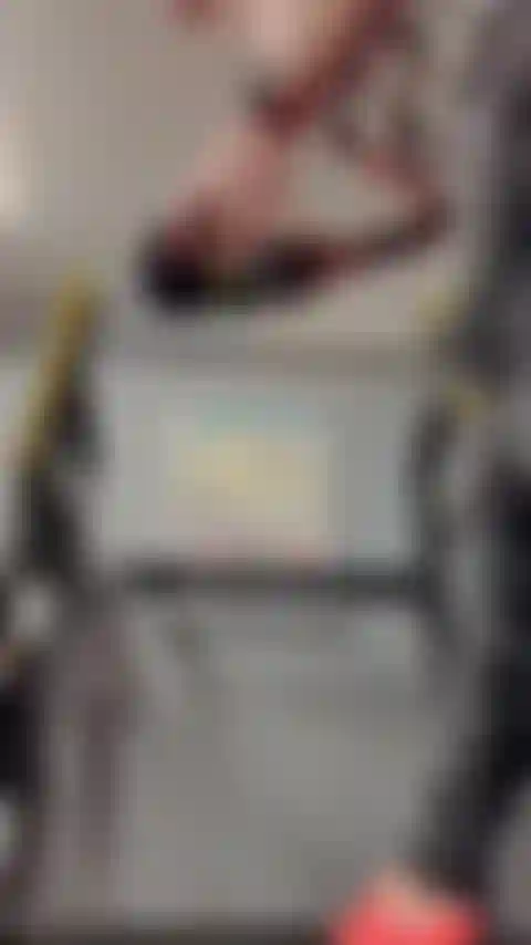 Accovacciata sulla tua faccia.