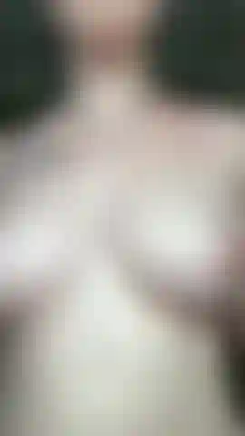 Rimbalzano le tette sotto la doccia.