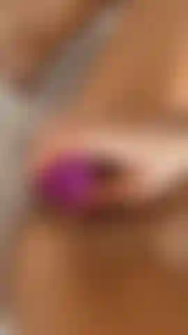 Gioco con la figa da vicino finché non vengo e poi la lecco per pulirla.