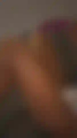 Gioco con un dildo nella fica bagnata, il mio sapore è buono tanto quanto il mio aspetto.