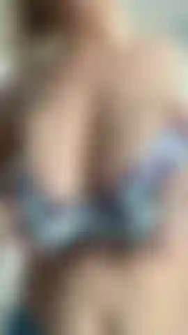 Strizzata di grandi tette nel reggiseno di pizzo blu.