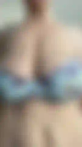 Grosso seno rimbalzante che si agita in un reggiseno di pizzo blu.