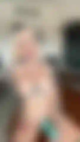 Ti parlo e gioco con i giocattoli in più posizioni.