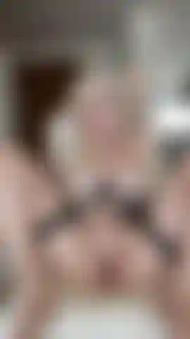 Con la gamba aperta rivolta verso di te.