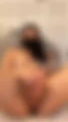 Scopata con una figa cremosa con un dildo e un plug anale.