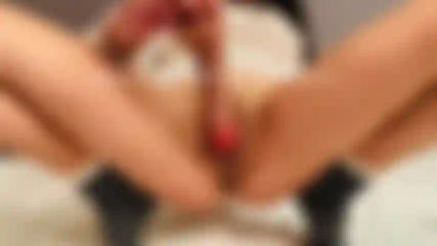 Mi scopo la figa fino a schizzare e quasi colpire la telecamera.