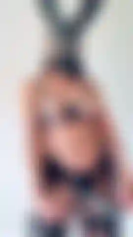 Obbedisco alla mia padrona con una maschera da coniglio e uno stivale.