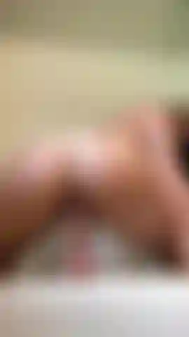 Cavalca un dildo nella vasca finché non squirta.