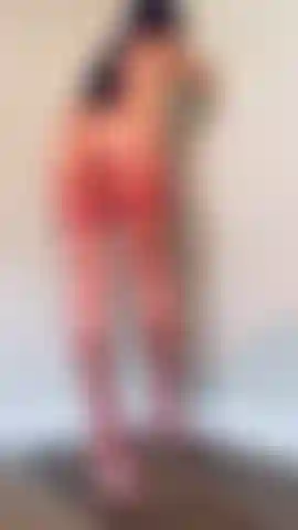 Adoro le mie gambe e i miei piedi sexy nelle calze a rete rosse.