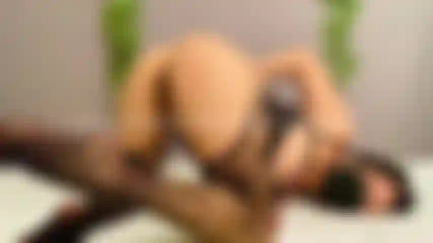Che cavalca un dildo (vista posteriore).