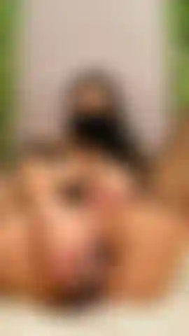 Orgasmo con dildo nero (schizzo).