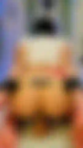 Che cavalca un dildo con le mani ammanettate fino a venire.