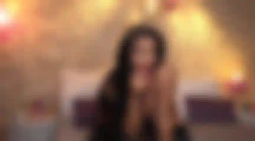 Il mio corpo caldo ti farà impazzire, specialmente quando lascerò che l'olio luccicante goccioli sulle linee dell'abbronzatura, cavalcando il tuo cazzo duro come nel rodeo più selvaggio!