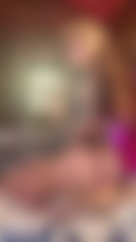 Una bambola bionda e focosa che cavalca un grosso cazzo fino a venire.