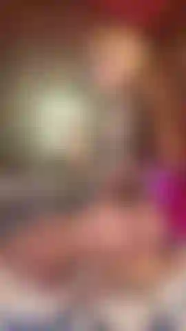 Una bambola bionda e focosa che cavalca un grosso cazzo fino a venire.