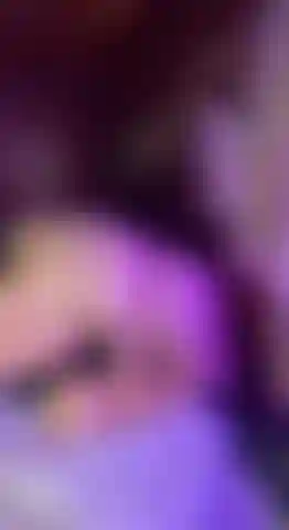 Un culo oliato che cavalca un dildo.