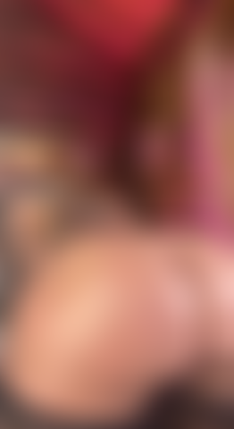 Una piccola mogliettina hot viene e schizza su un grosso cazzo nero.