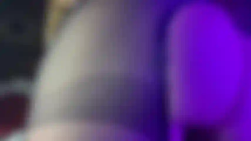 Cavalca un twerk su un dildo.