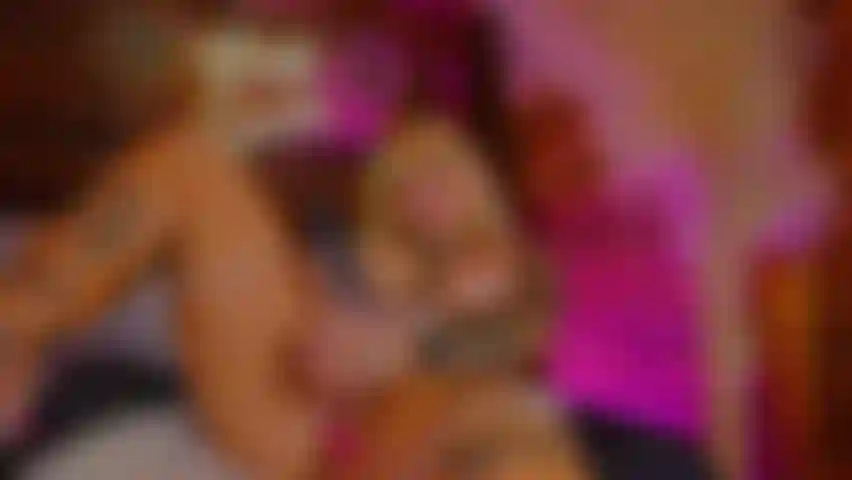 Squirt si sdraia sulla schiena.