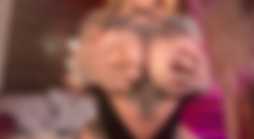 Cavalca un grosso cazzo nero con le mutandine.