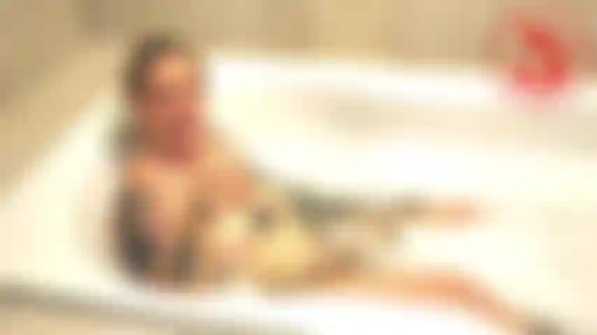 Scivolosa quando è bagnata: un joi malizioso da bagno che ti farà esplodere.